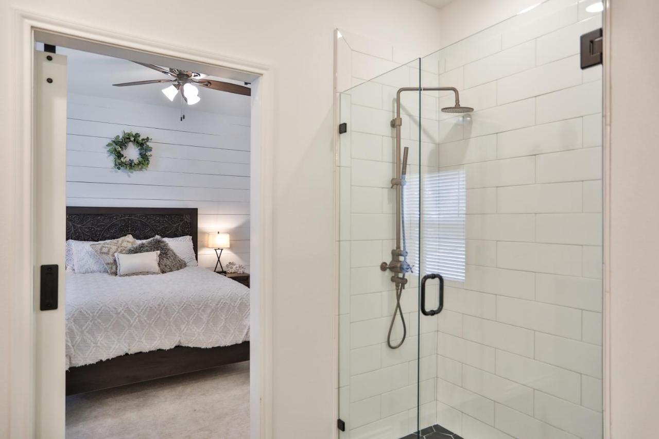 Hill Country Haven A Modern Rustic - 2 Bedroom 2 Bathroom Townhouse Off Main Street 프레드릭스버그 외부 사진