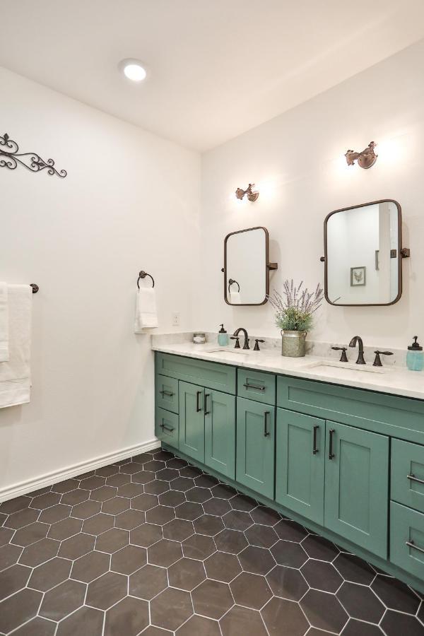 Hill Country Haven A Modern Rustic - 2 Bedroom 2 Bathroom Townhouse Off Main Street 프레드릭스버그 외부 사진